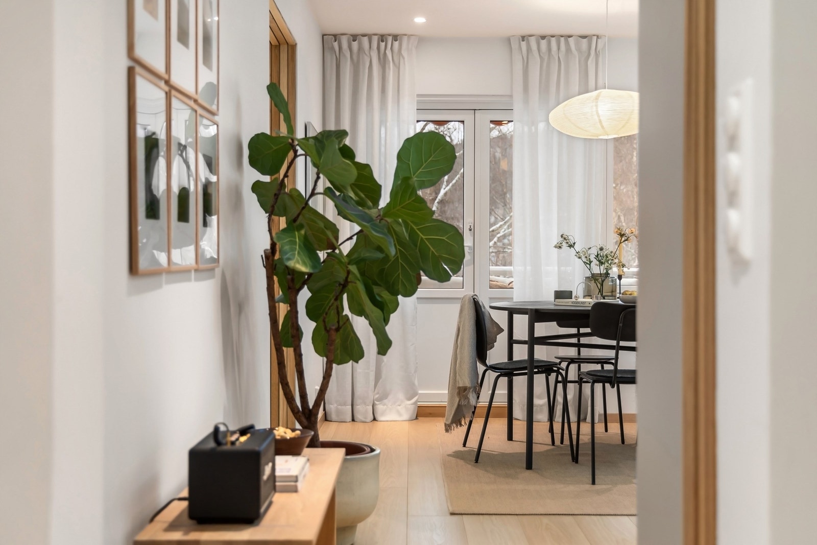 Downlight i himling er gjennomgående i boligen og det elektriske anlegget ble oppgradert og skjult under oppussing Galleribilde