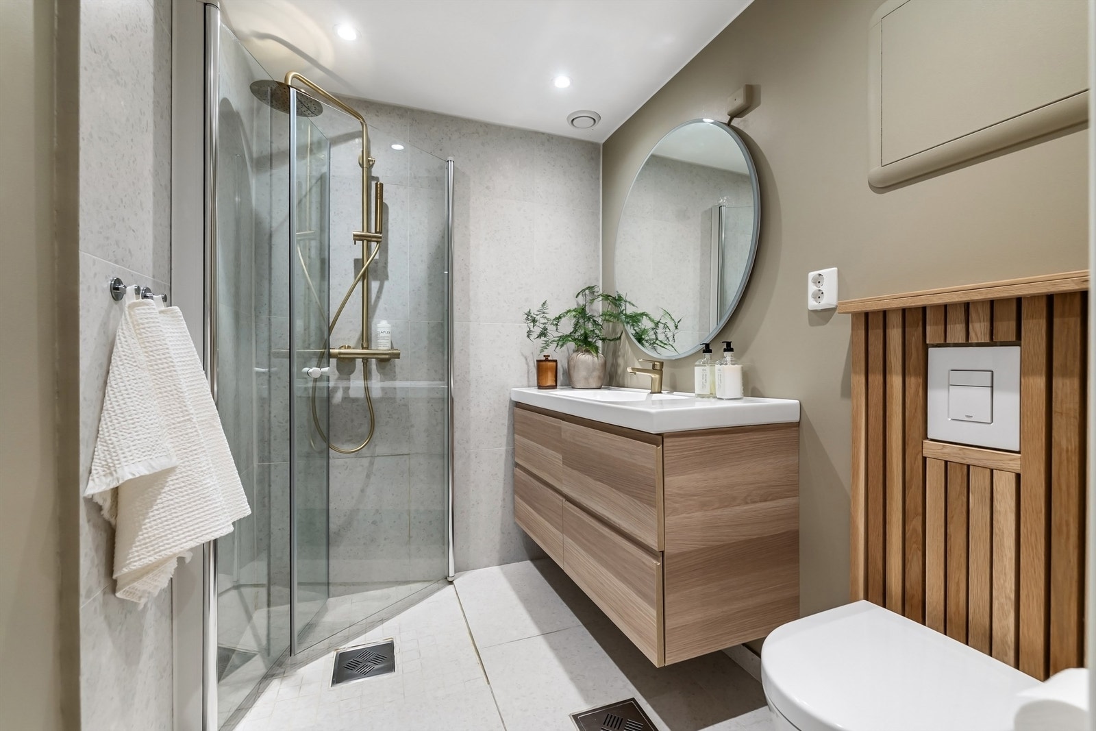 Baderom modernisert i 2022 av tidligere eier med varme i gulv og downlights i himling Galleribilde