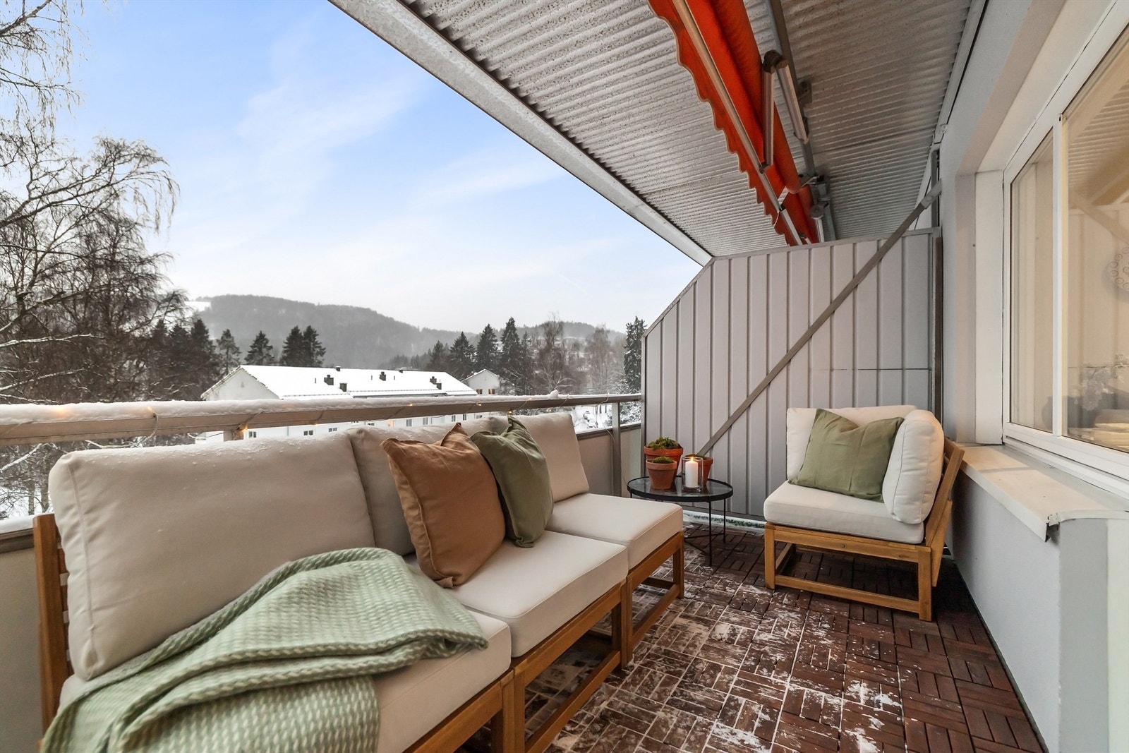 Fra kjøkkenet er det videre adkomst til en solrik, vestvendt balkong på hele 8 kvm Galleribilde