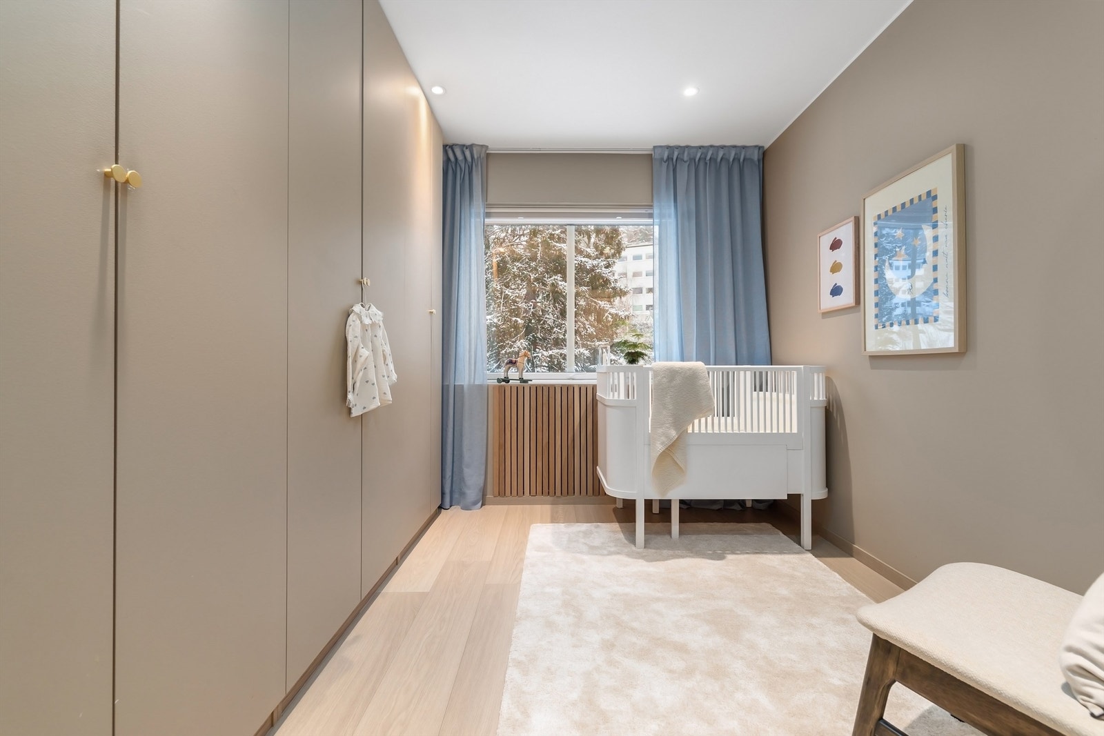 Plassbygd garderobeløsning med god lagringskapasitet, samt lekker plassbygget radiatorskjuler med spile-detaljer i eik skaper en fin og bred vinduskarm Galleribilde