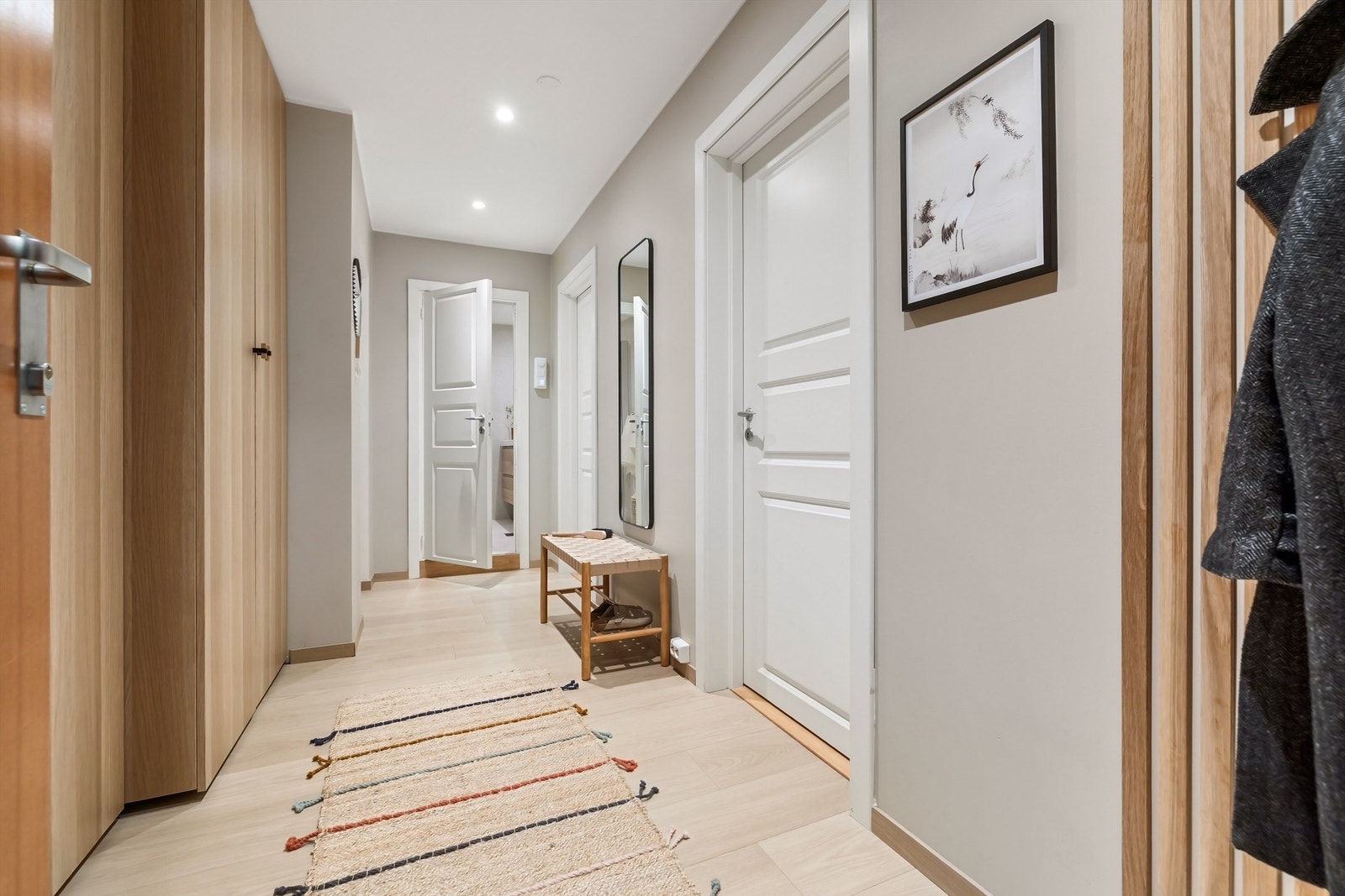Lys og innbydende entré, med romslig garderobe som gjør det enkelt å gjemme bort store ytterjakker, luer, votter m.m. Galleribilde