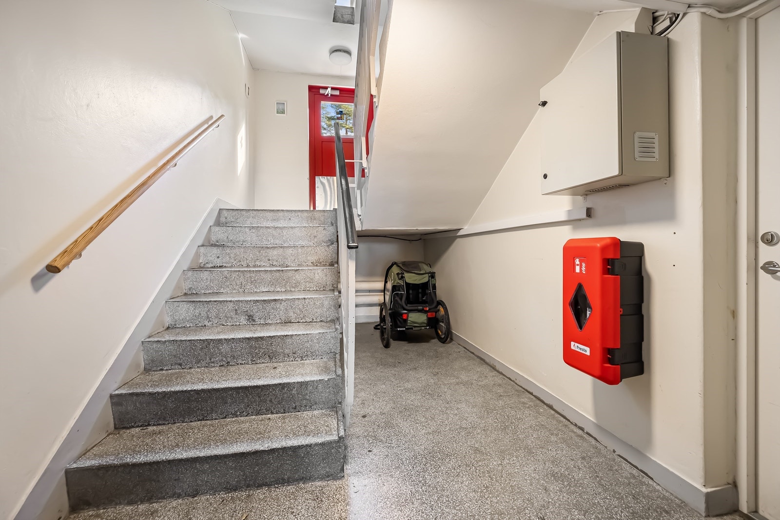 Trappefri adkomst til oppgangen og plass til barnevogn under trappen (bildet er lånt fra en annen oppgang) Galleribilde