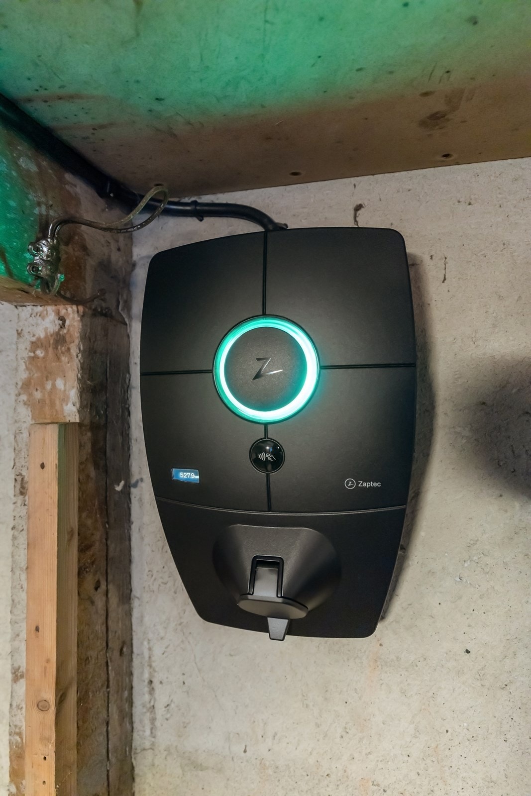 Garasjen har elektronisk portåpner og elbillader Galleribilde