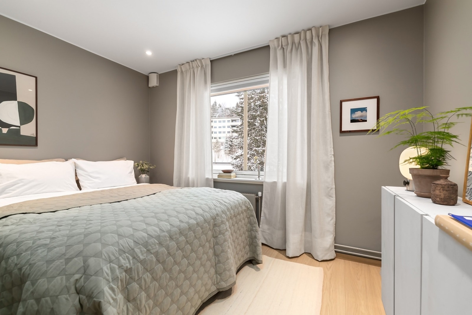 Fra soverommets vindu er det frodig utsikt og så og si ingen innsyn Galleribilde