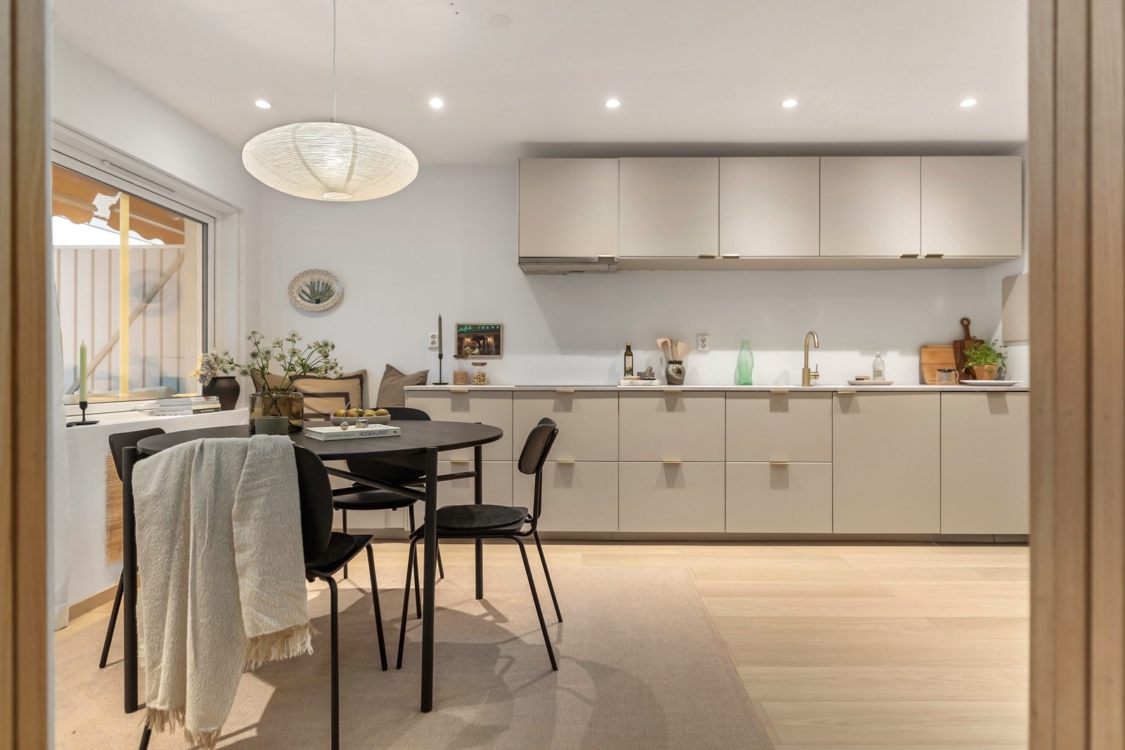 Eiendomsmegler Krogsveen avd. Årvoll v/ Hanne Pettersen har gleden av å ønske velkommen til denne nydelige leiligheten med flott beliggenhet Galleribilde