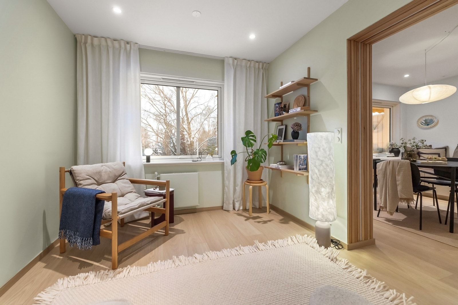 Godt med lysinnslipp fra stort vindu som skaper et naturlig lyst rom med en god atmosfære Galleribilde