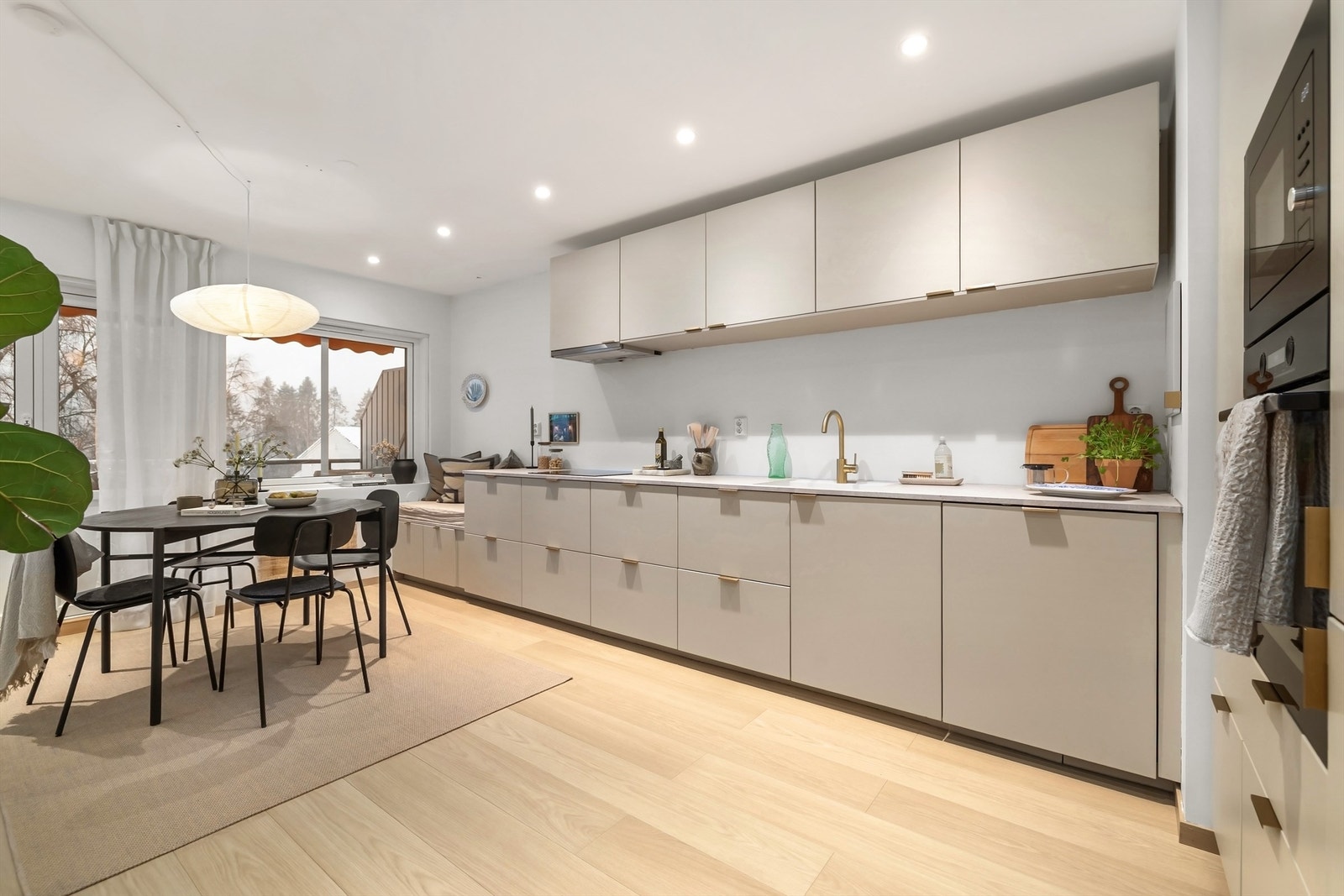 Leiligheten har et romslig kjøkken i delvis åpen løsning med stuen Galleribilde