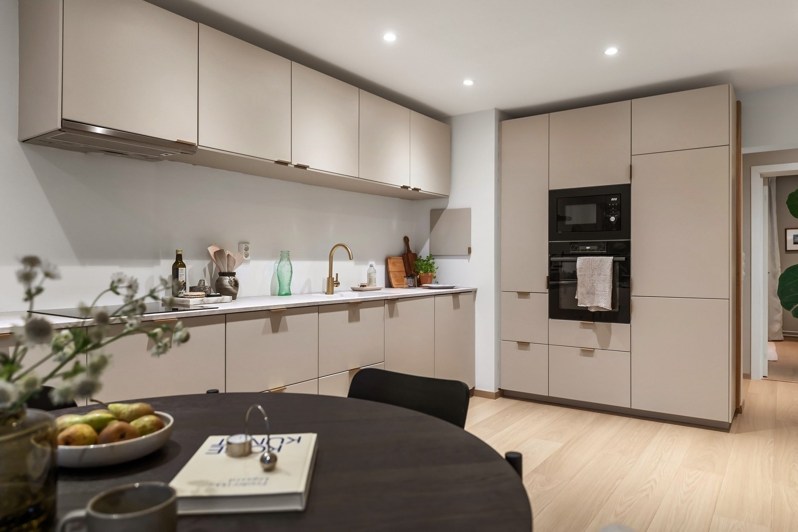 Lekker benkeplate i kompaktlaminat fra Studio Sigdal og nedfelt, keramisk oppvaskkum med ett-greps armatur Galleribilde