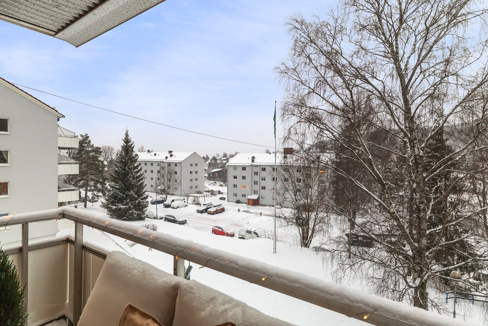 Balkongen byr på sol fra ettermiddag til sen kveld - i følge solkart er solen på balkongen fra ca. kl. 15.00 til solnedgang midtsommers Galleribilde