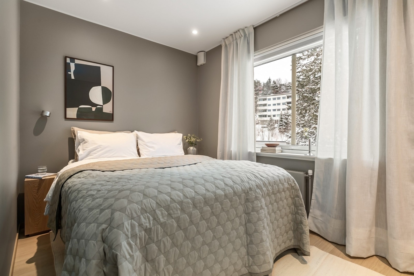 Romslig soverom av god størrelse som byr på plass til stor dobbeltseng og tilhørende nattbord Galleribilde