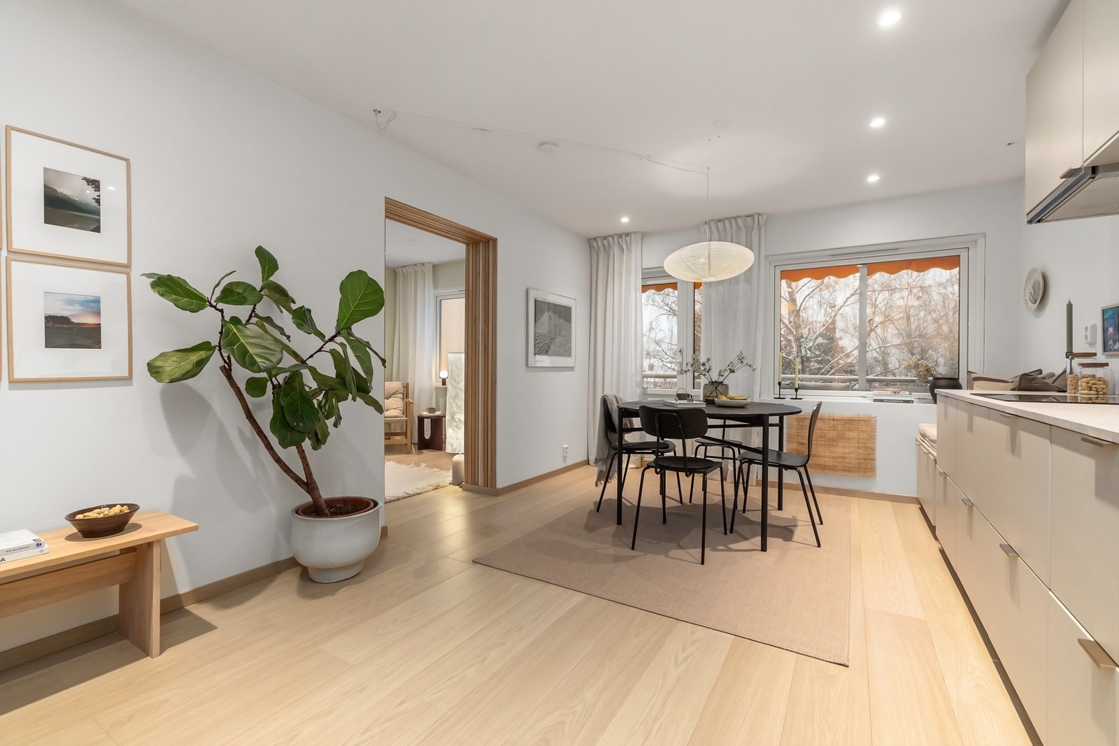 Det er åpnet opp mellom kjøkken og stue, i åpningen er det lekre detaljer med spilevegg og ledlys Galleribilde