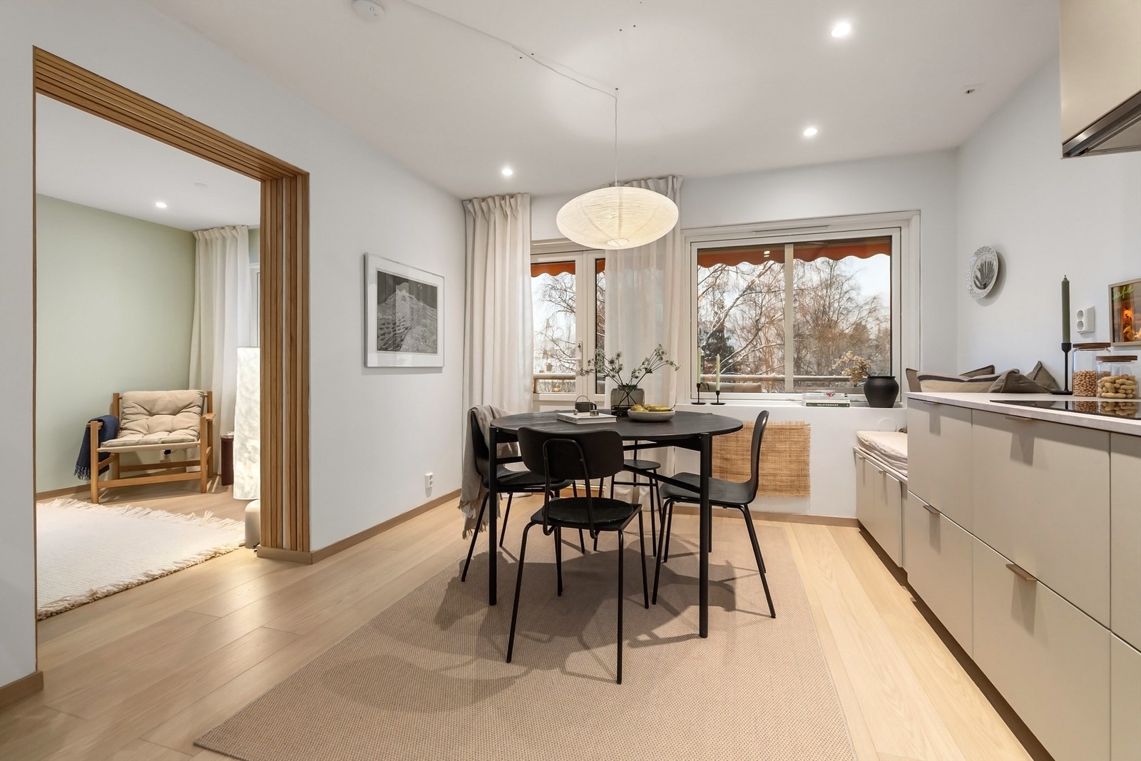 Et spennende kjøkken med mye skap- og benkeplass, samt mange smarte løsninger! Galleribilde