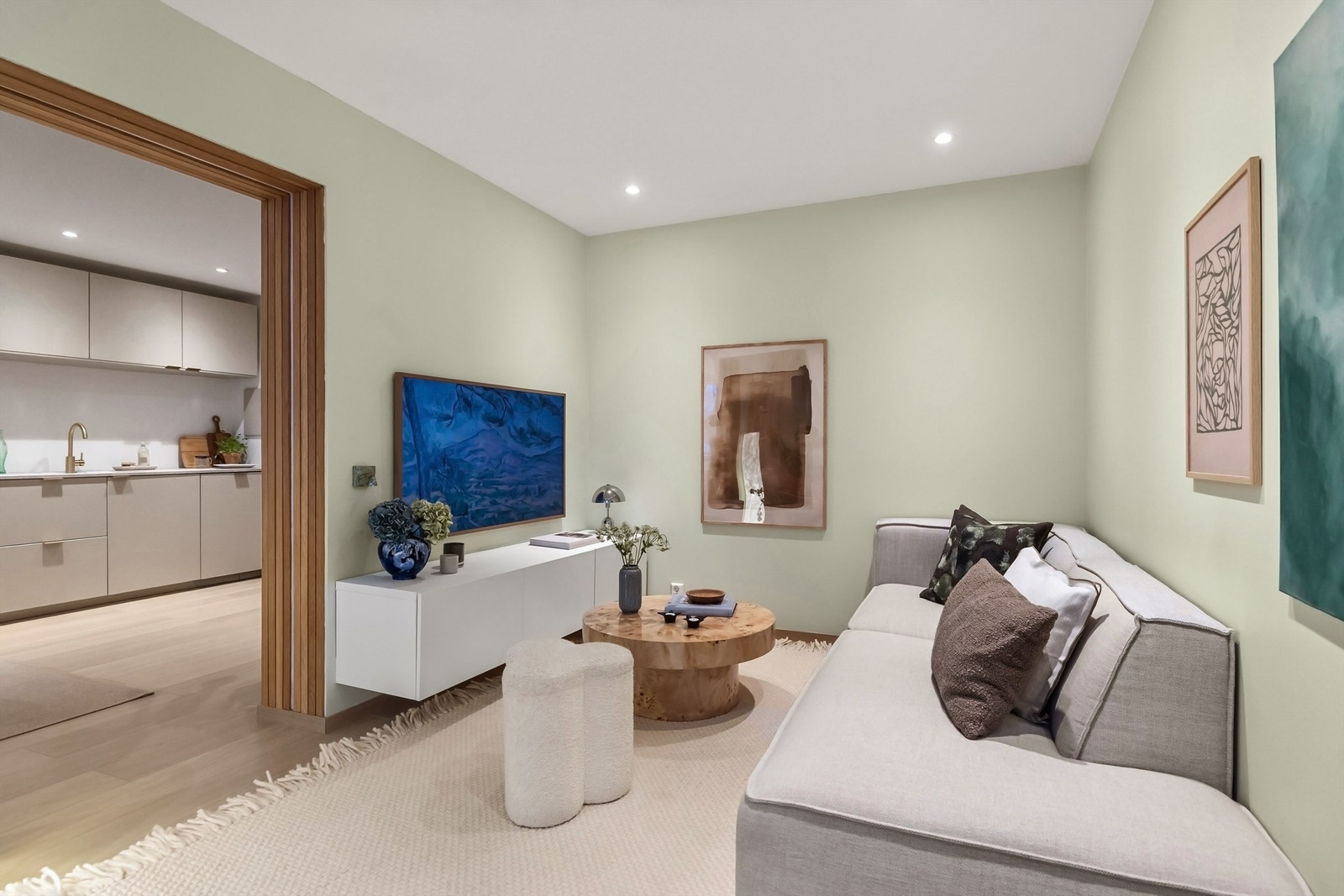 Leiligheten ble pusset opp i 2022 og bærer preg av en spennende planløsning og et lekkert materialvalg - her bor du høyt, frodig og fritt uten innsyn! Galleribilde