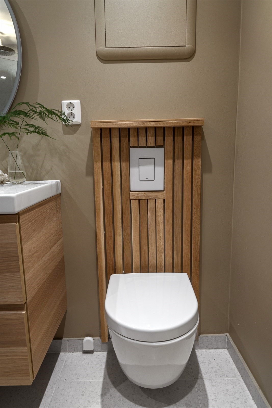 I flg tilstandsrapporten er det bom i flis på gulv, for mer info se rapport* Galleribilde