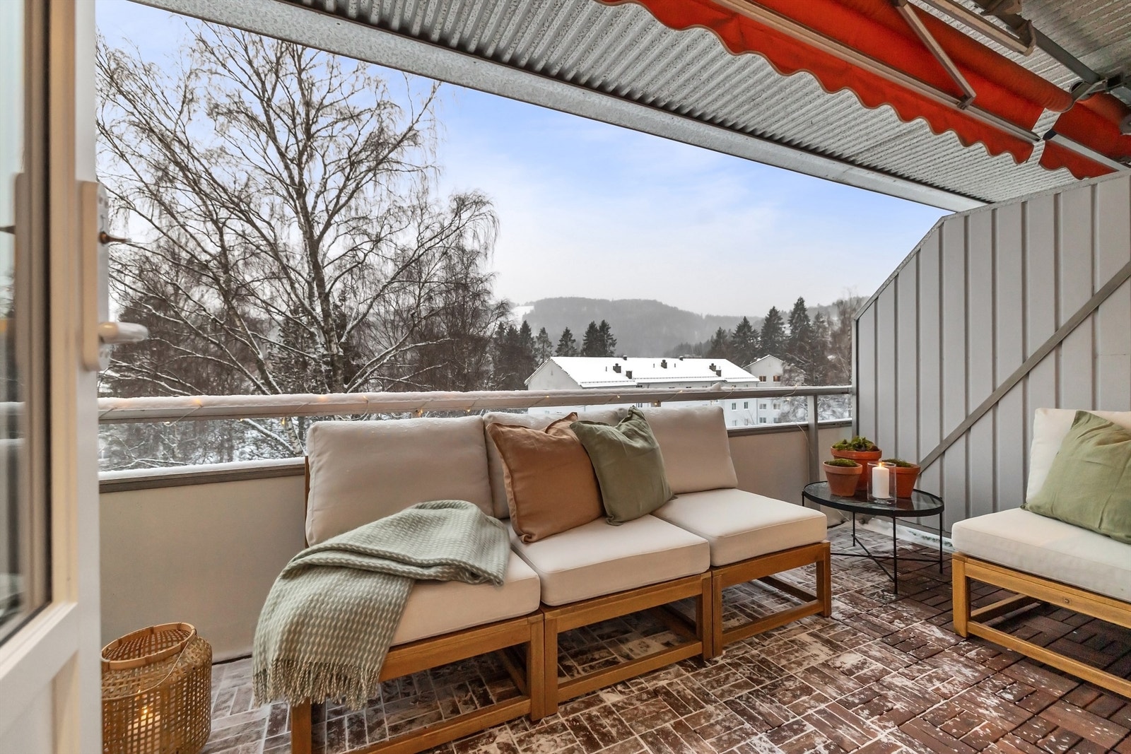 På årets varme dager fungerer balkongen naturligvis godt som en forlengelse av oppholdsrommet Galleribilde