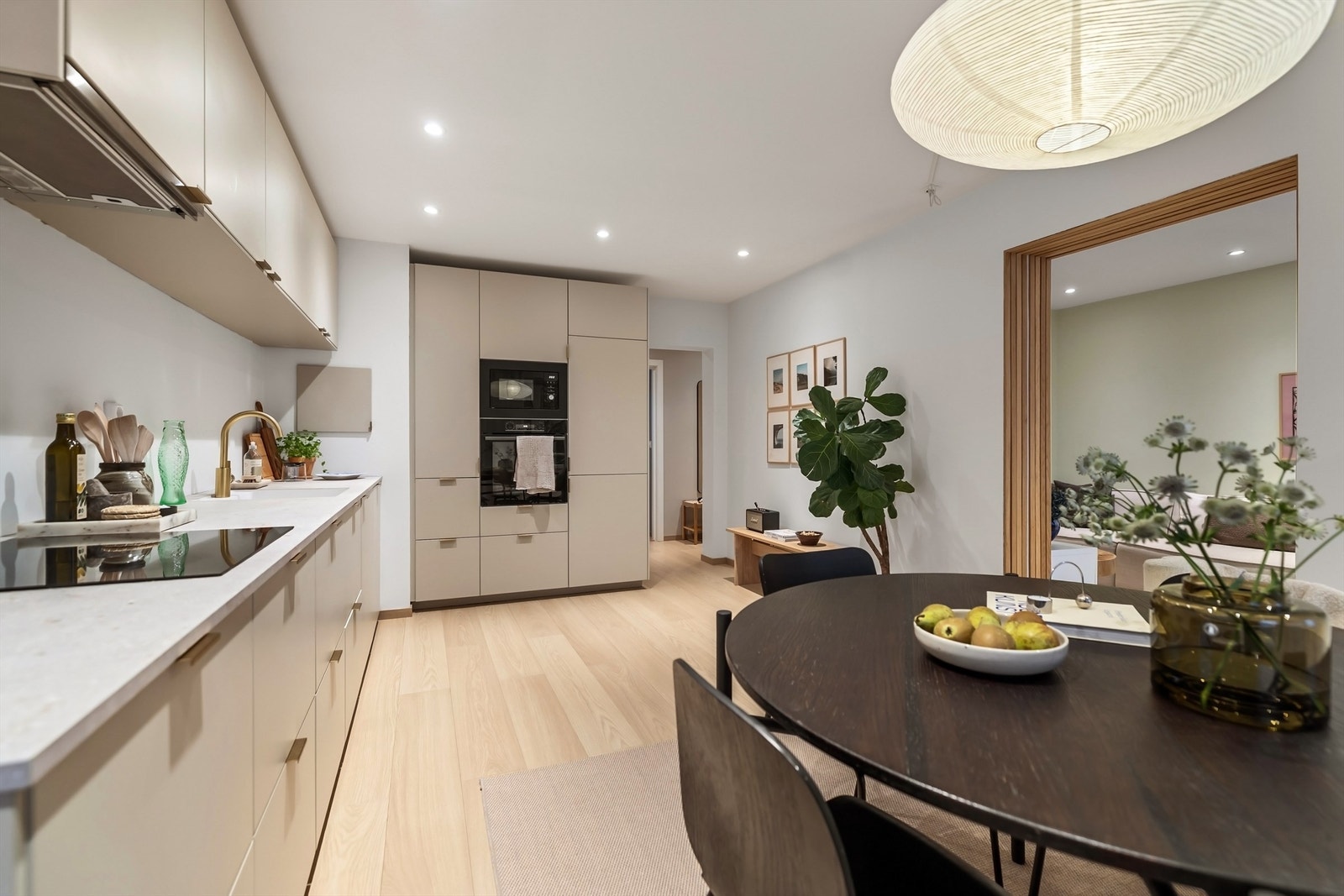 Stilren innredning fra Ikea ble satt inn i 2022 med spraymalte fronter Galleribilde