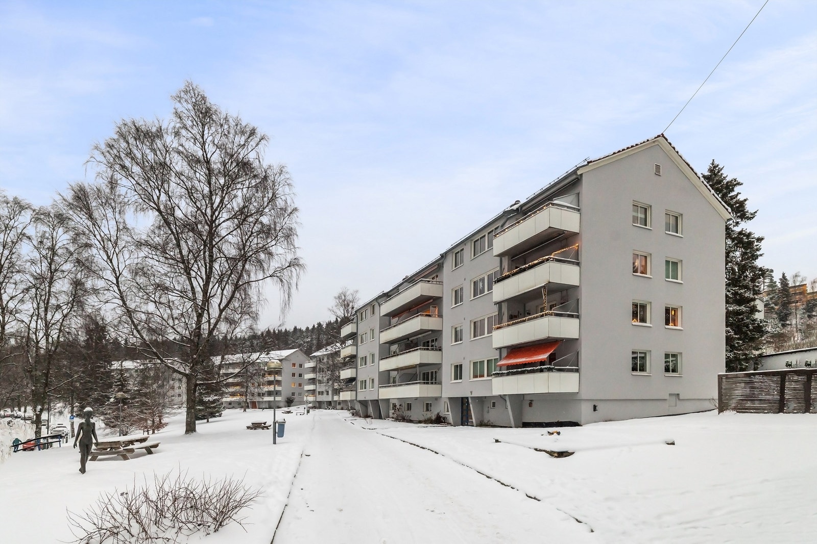 For deg som ønsker å bo supersentralt med kort vei til alt av kollektiv- og servicetilbud, men samtidig ha en skjermet beliggenhet med lite gjenboere er dette en leilighet du må se! Galleribilde