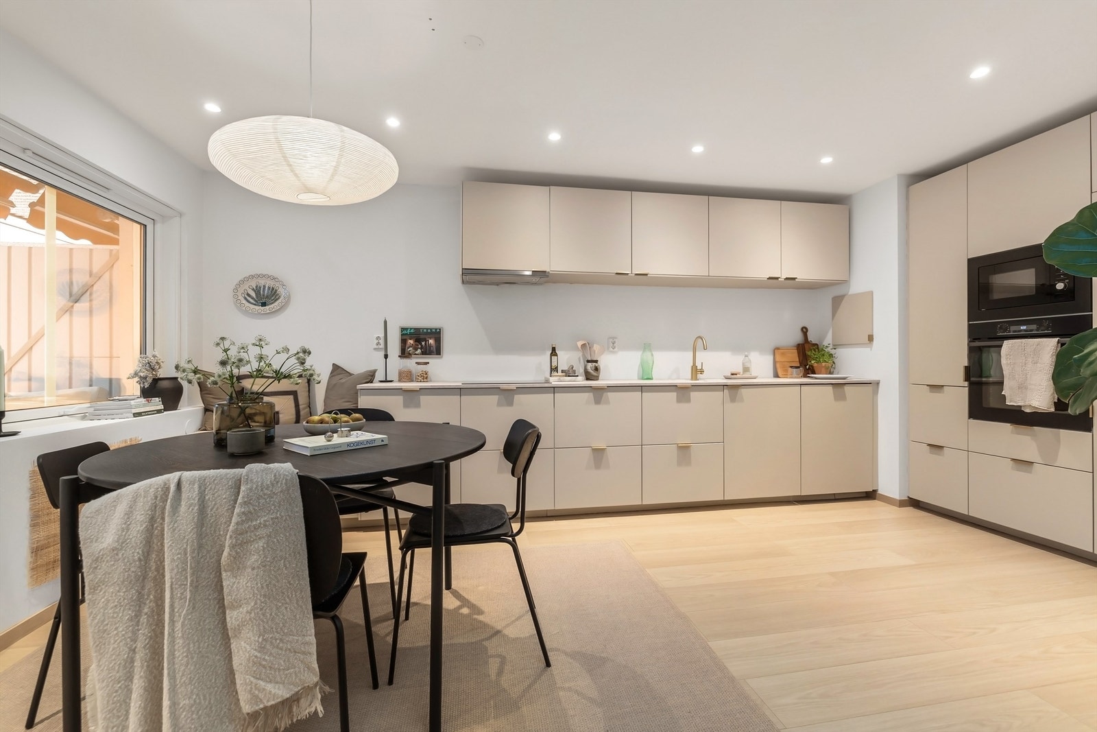 Kjøkkenet er flyttet og utvidet fra original planløsning som gjør kjøkkenet til en stor, sosial sone med masse skap- og benkeplass samt en smart sittebenk med oppbevaring under Galleribilde