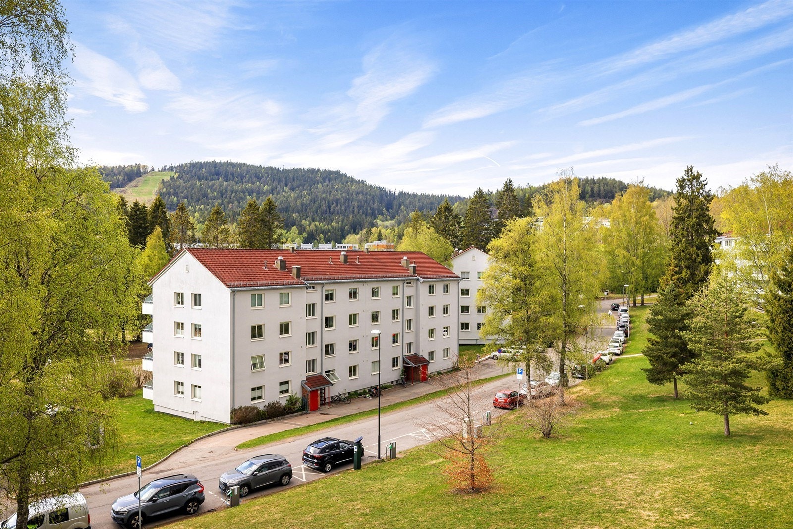 Fra balkongen er det fri utsikt over borettslagets frodige fellesarealer - utsiktsbilde tatt på våren Galleribilde