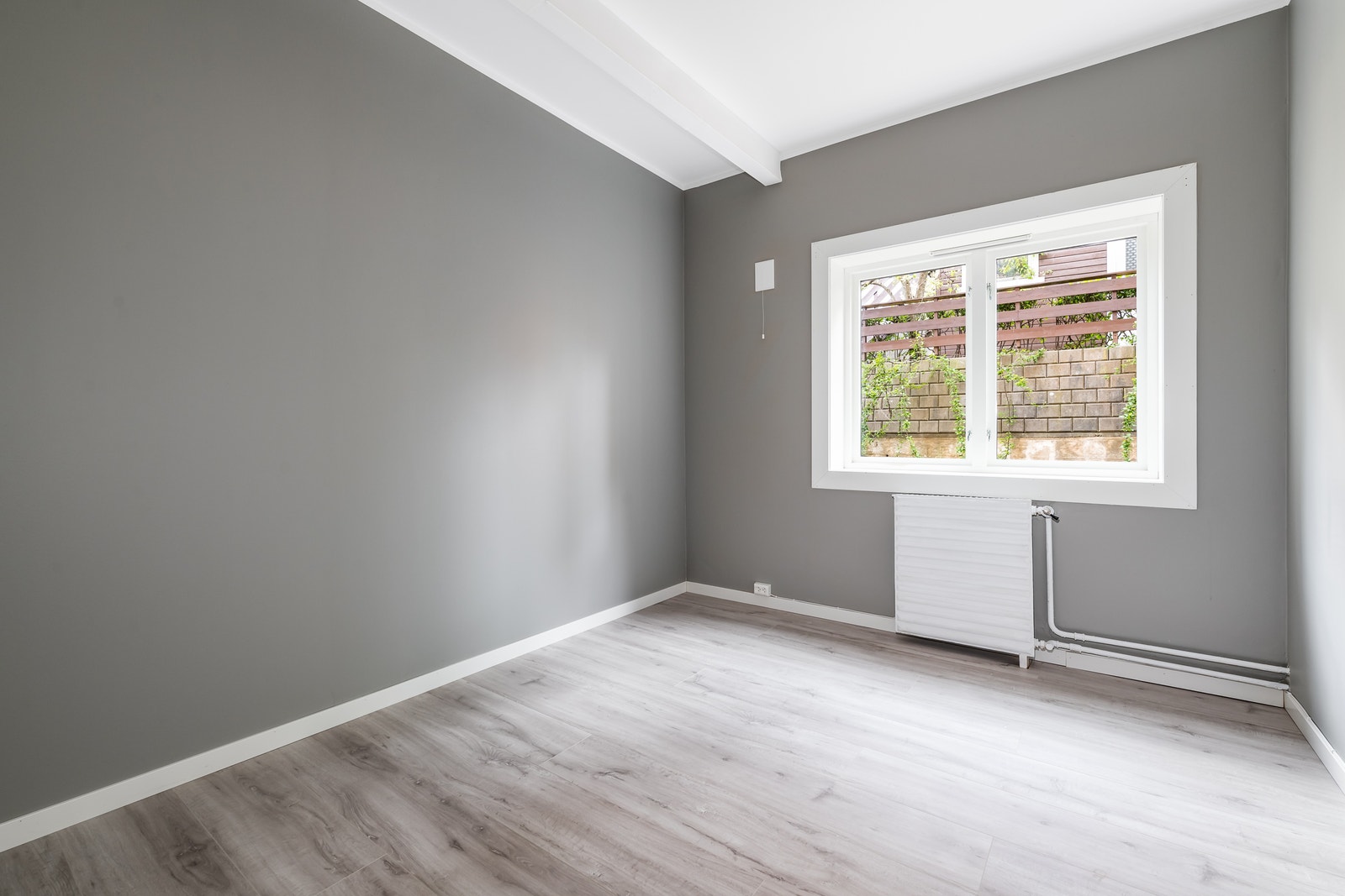 Romslig soverom med plass til dobbeltseng. Galleribilde