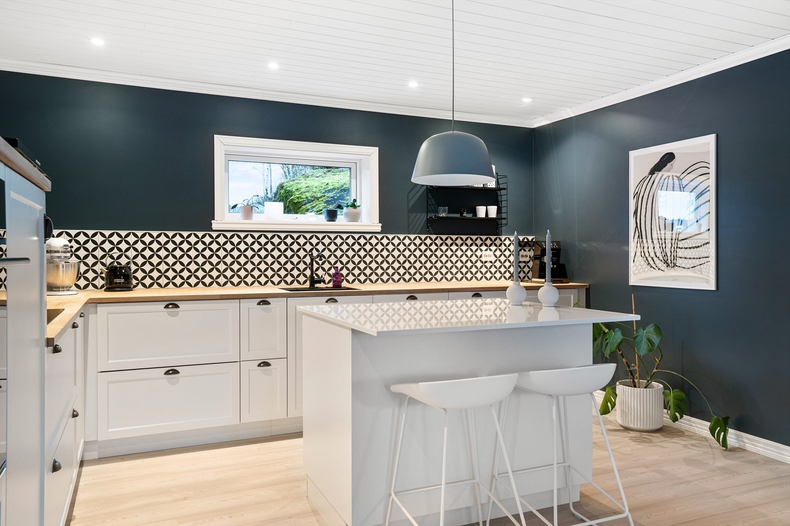 Den åpne løsningen gir god plass til både matlaging og samvær Galleribilde