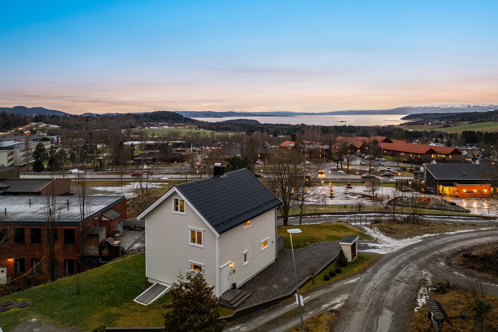 Boligen har siden 2016 fått nytt yttertak, etterisolert med ny vindsperre og bordkledning. Galleribilde