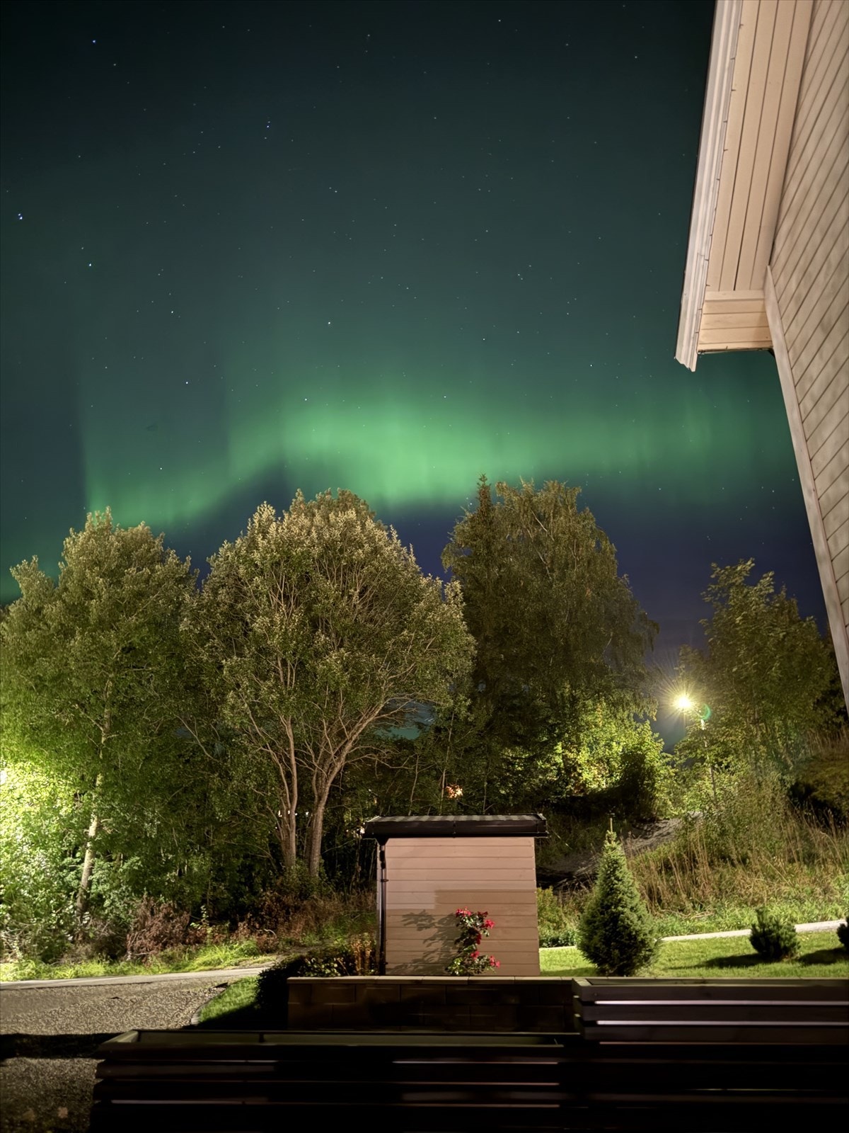 Fantastisk nordlys over eiendommen. På terrassen er det plassbygde blomsterkasser i rustfritt stål Galleribilde