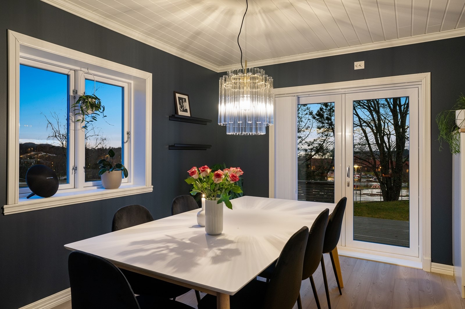 Ved spisebordet vil man ha god plass til både venner og familie Galleribilde