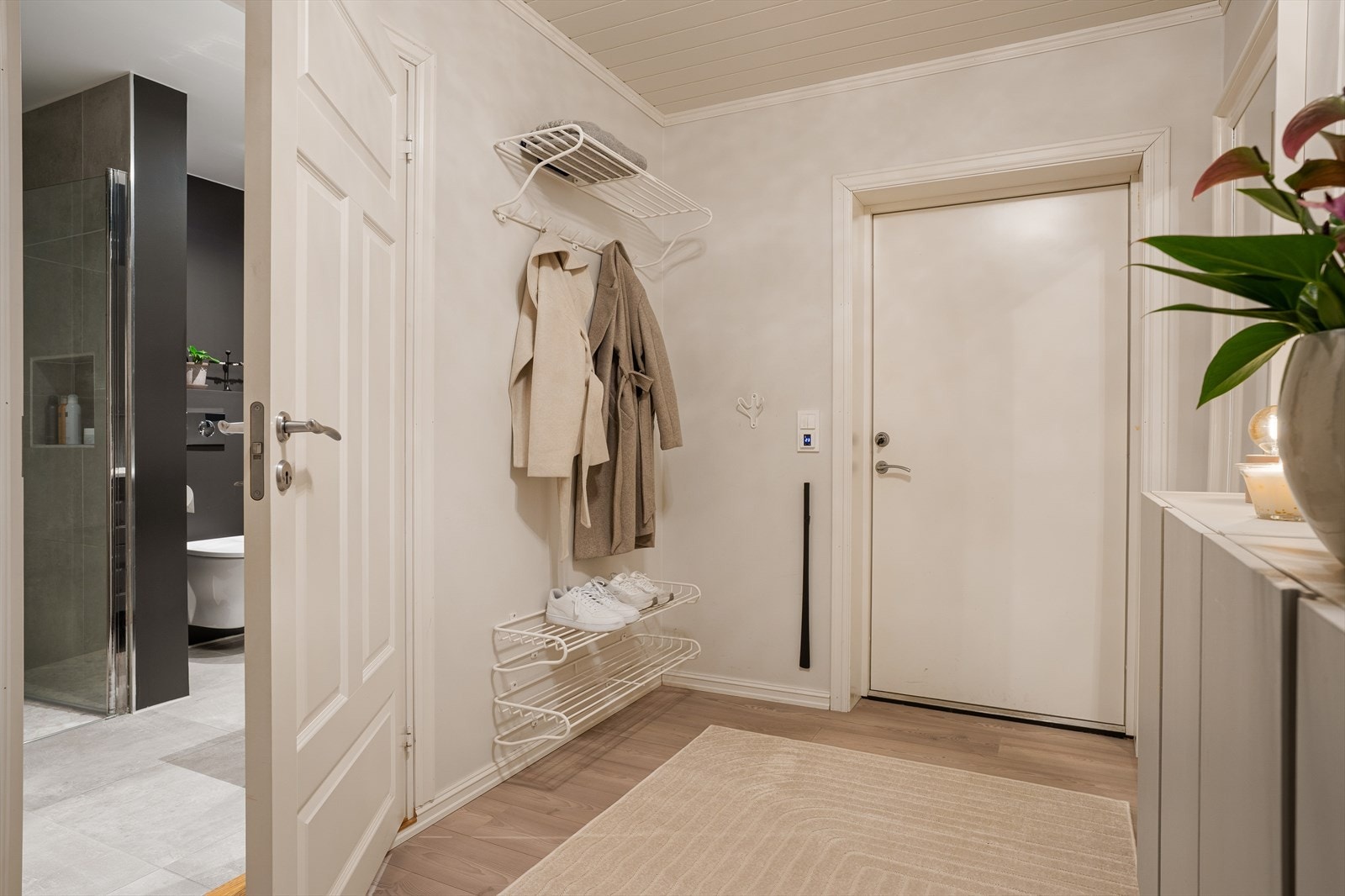 Fin entre som gir boligen et godt førsteinntrykk. Galleribilde