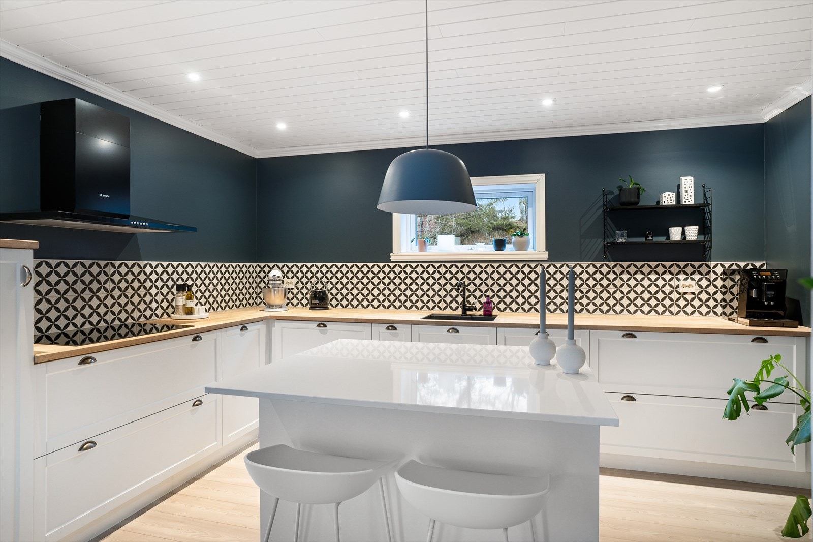 Kjøkkenet fra Kvik fremstår som helhetlig og tidløst, med hvite fronter, rene linjer og en gjennomført materialbruk som matcher resten av boligen. Galleribilde