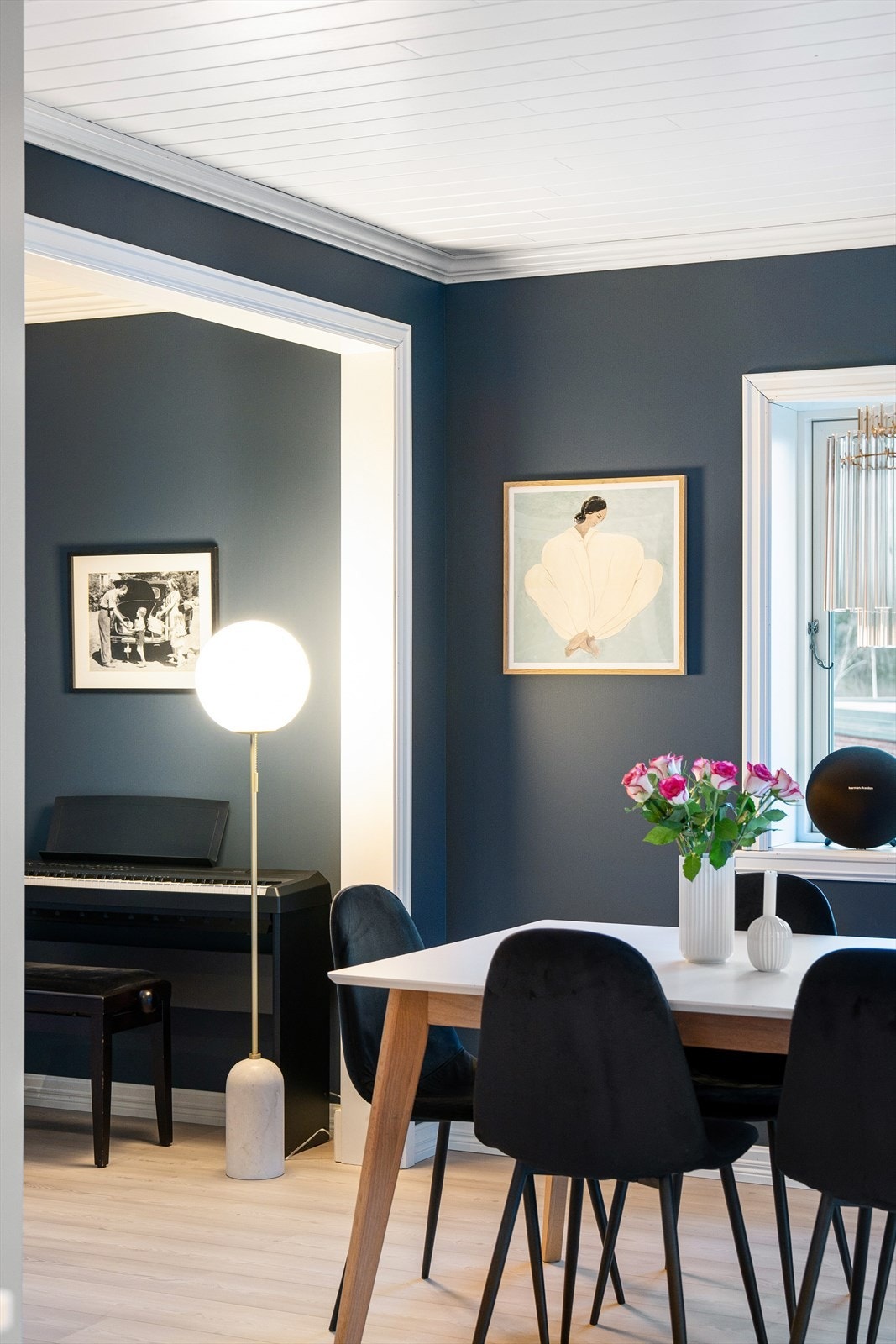 Boligen preges av varme toner og et harmonisk interiør som gir en rolig atmosfære. Galleribilde