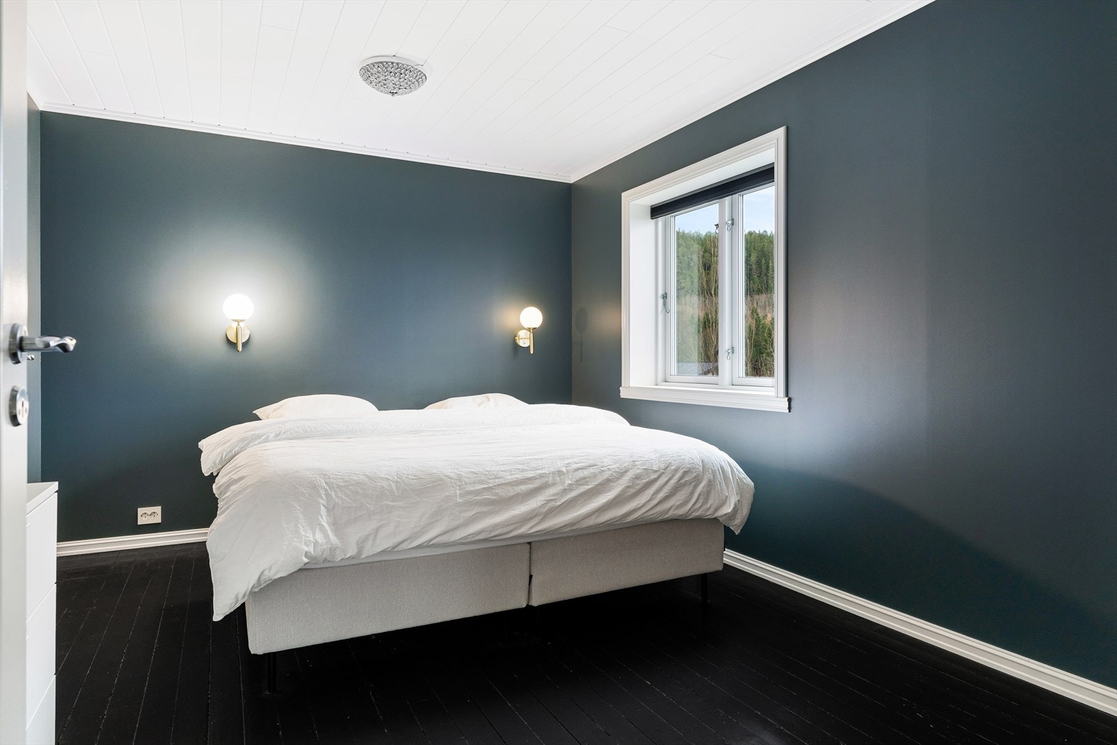 I 2. etasje finner du fire gode soverom. Hovedsoverommet har tilknyttet eget toalett og walk-in garderobe Galleribilde