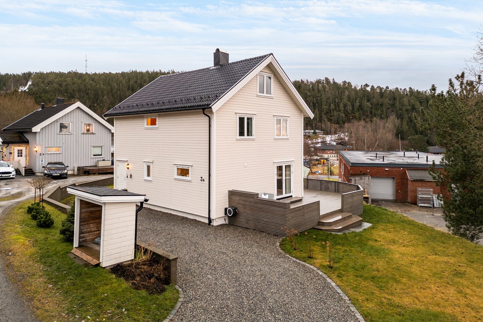 Eiendommen ligger i et rolig og barnevennlig boligområde på Egge Galleribilde