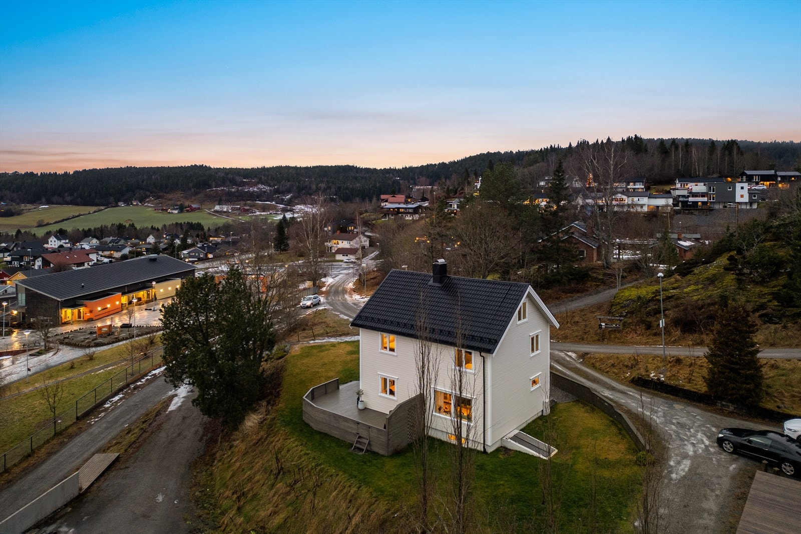 Boligen har gjennomgått en rekke oppgraderinger som gir deg en innflyttningsklar familiebolig med god standard. Galleribilde