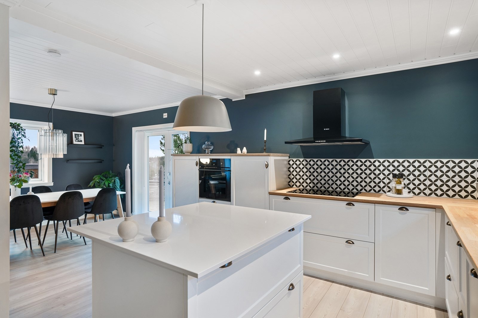 Her får man integrert oppvaskmaskin, platetopp, stekovn og kjøleskap. Benkeplate i Eik og Silestone benkeplate på kjøkkenøy. Galleribilde