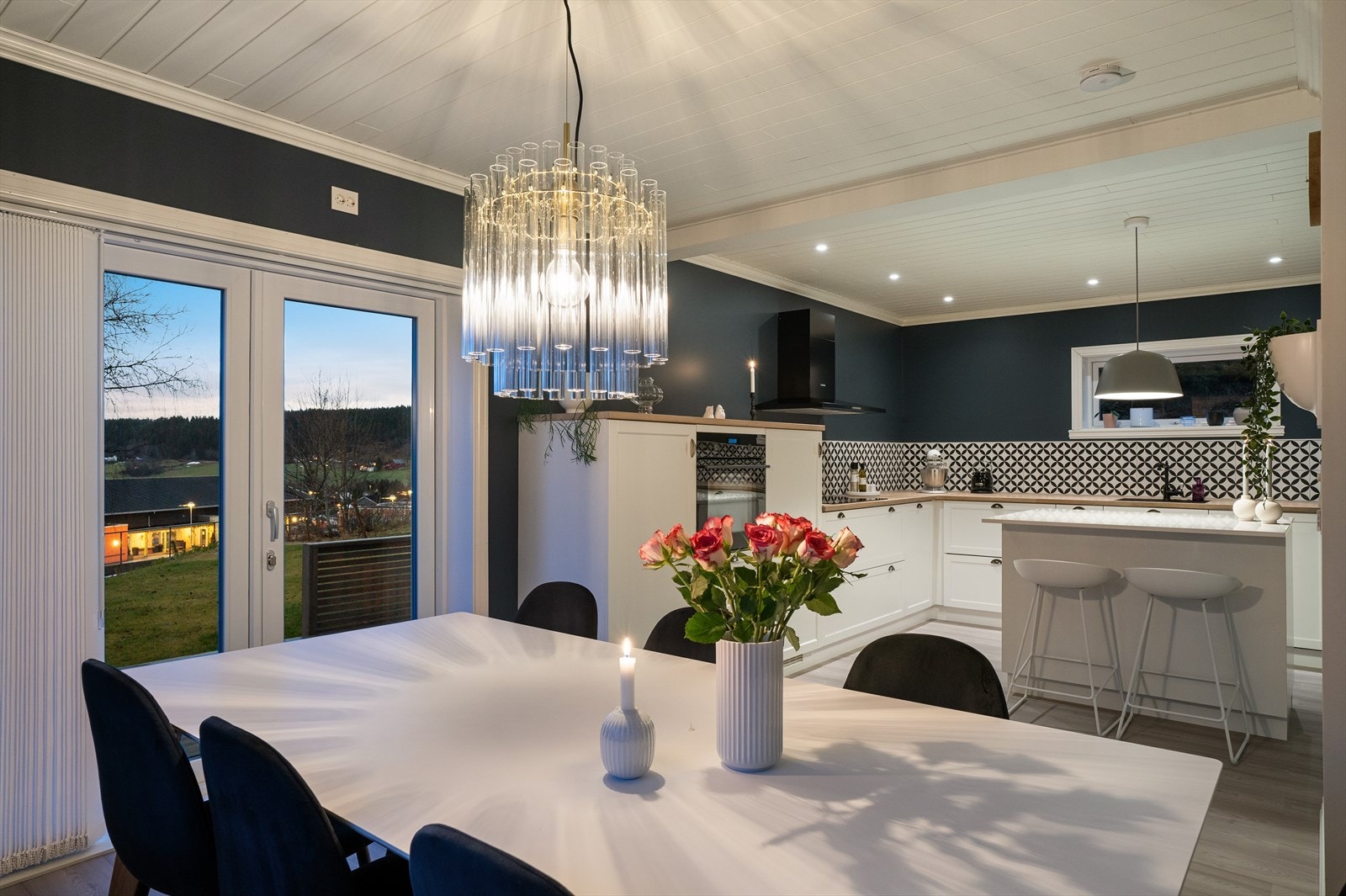 Spisestuen fungerer som et naturlig bindeledd mellom stue og kjøkken Galleribilde