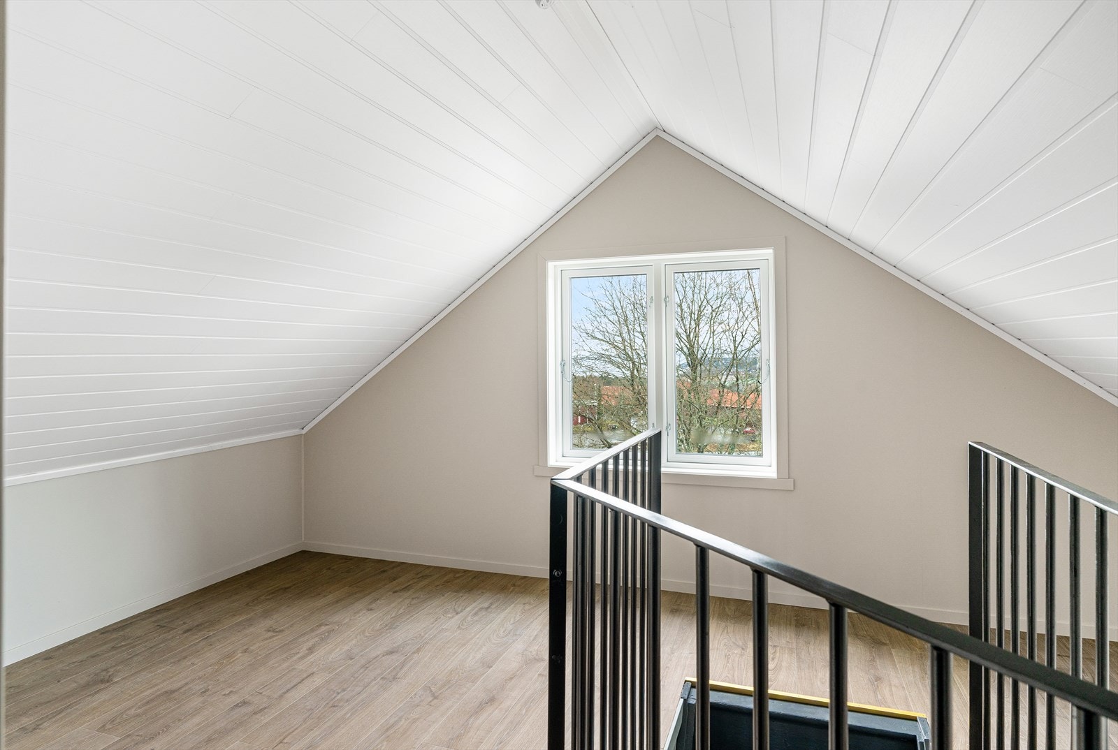 Rom i loftetasje Galleribilde