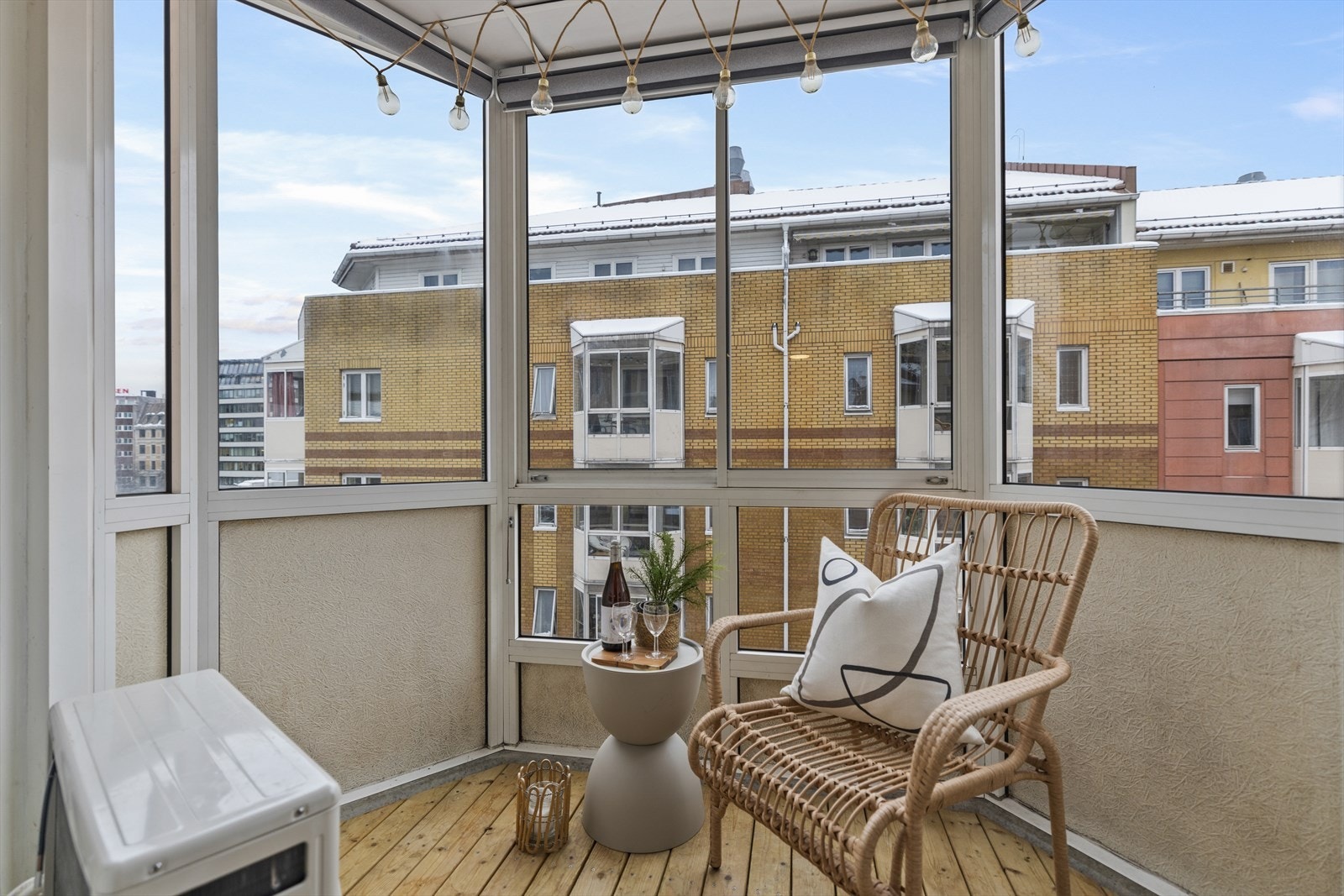 Innglasset balkong beliggende i 5 etasje med hyggelig utsyn mot sjarmerende gågaten i Smalgangen Galleribilde