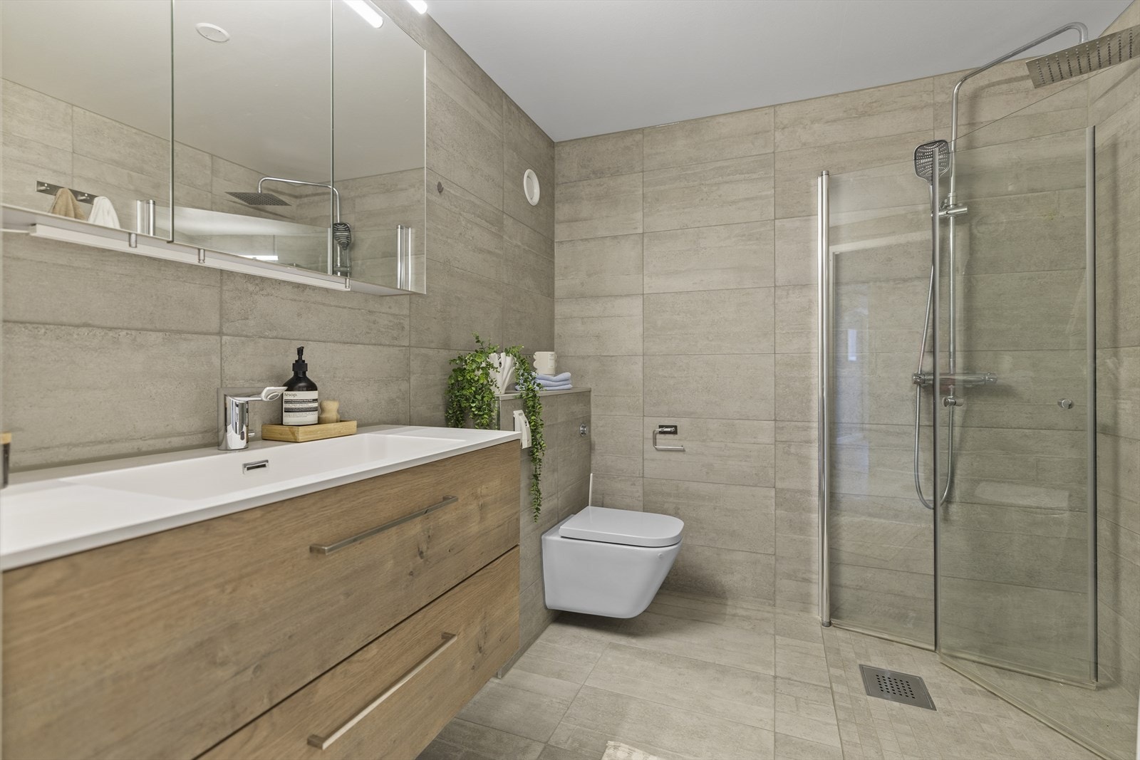 Stilrent baderom oppusset i 2020 med moderne fliser og innredning. Utført av fagfolk Galleribilde