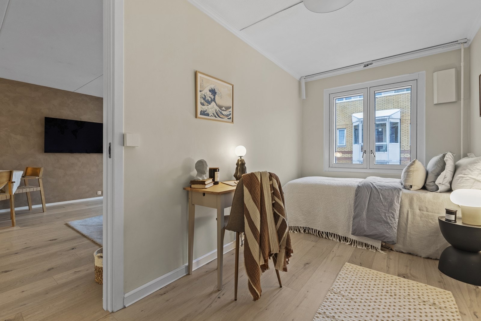 Soverom 2. Plassert på andre siden av boligen for soverom 1 for økt privatliv. Dette gjør leiligheten også godt egnet for at venner/venninner eller søsken kan eie den sammen Galleribilde