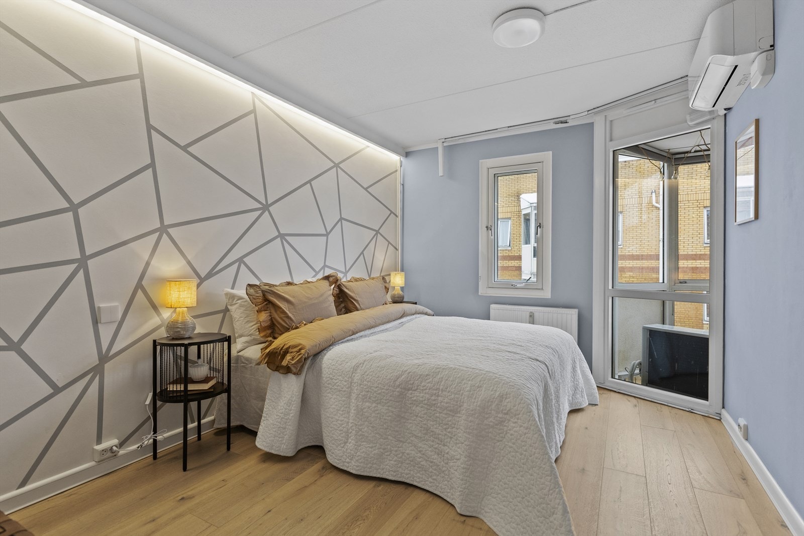 Leiligheten har en Samsung Smart home hub som styrer gardinene i alle rom. Gardinene styres via egne veggmonterte betjeningsknapper Galleribilde