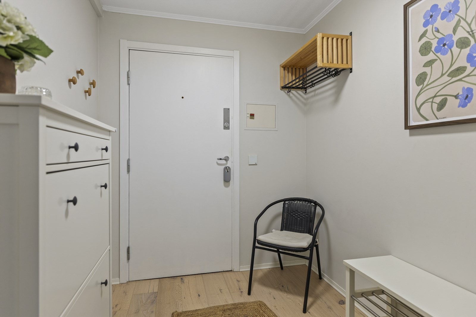 Velkommen inn! Innbydende entré med plass til å henge fra seg yttertøyet. Skoskap og oppheng til yttertøy medfølger Galleribilde