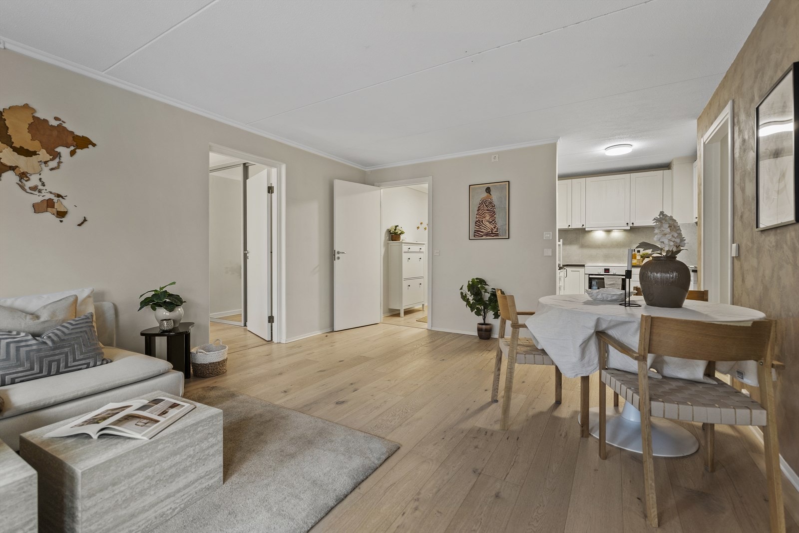 Romslig stue med god plass til innredning med sofa, tilhørende salongbord, spisestue og ønsket møblement Galleribilde