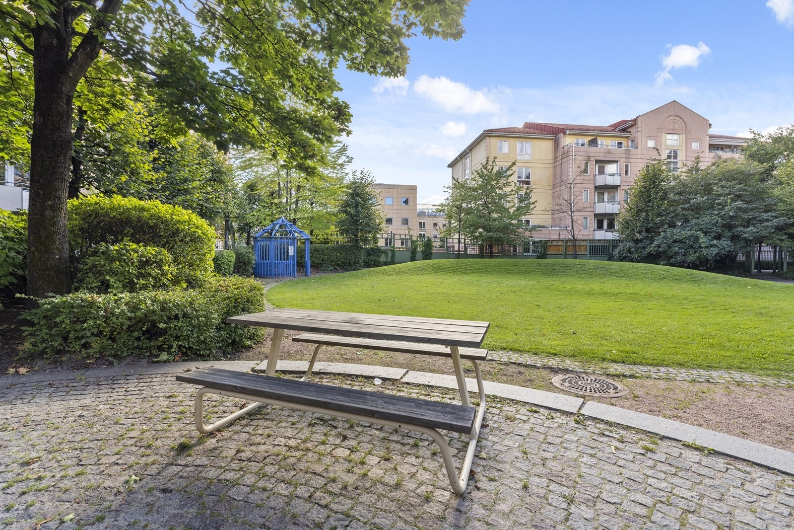 Skjermet og solrikt gårdstun. Selger har trivdes svært godt her med supersentral beliggenhet og allikevel kort vei til Akerselva, Vaterlandsparken og badeplassene i Bjørvika og på Sørenga Galleribilde