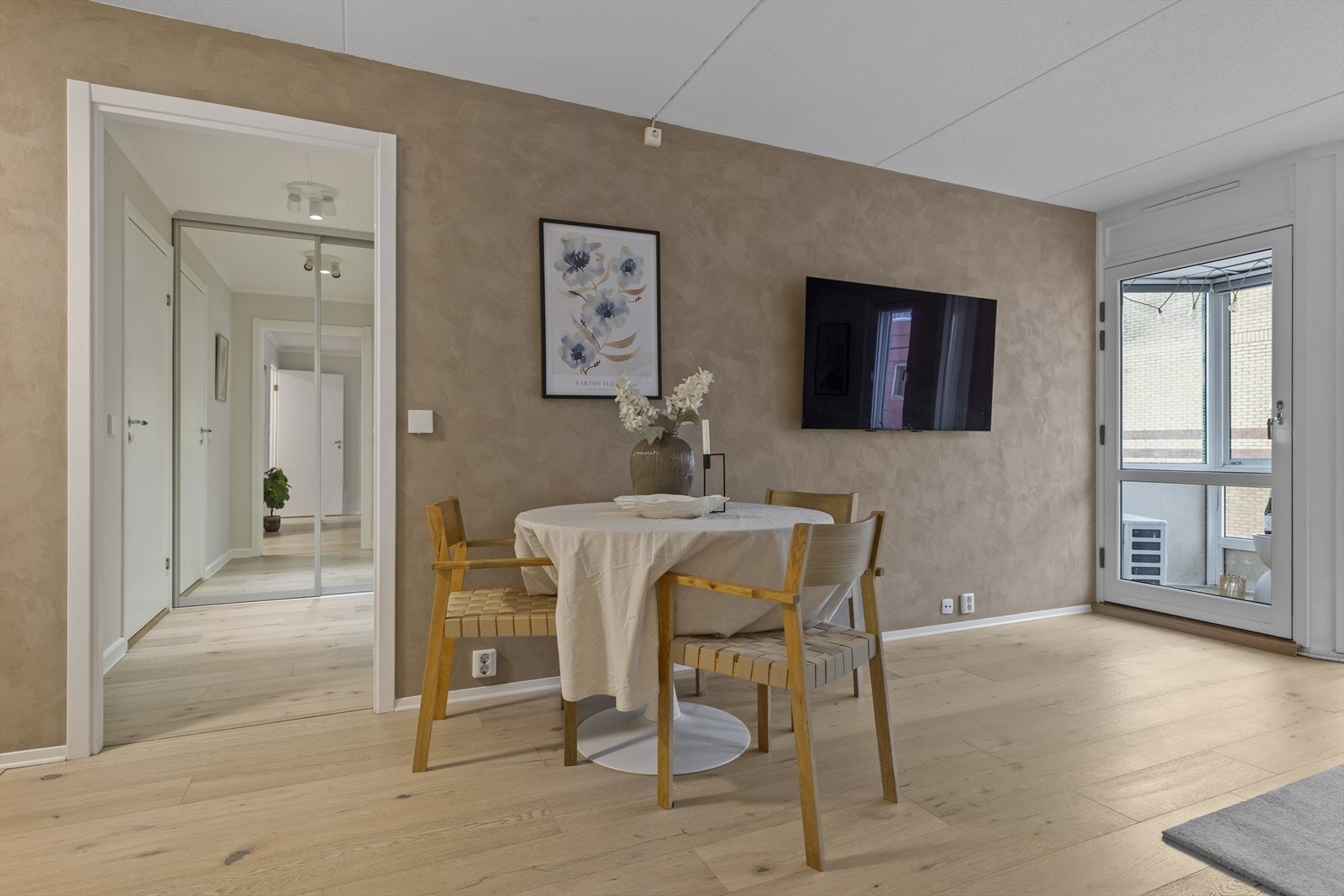 Leiligheten ble vesentlig oppusset i 2019-2020 med blant annet nytt Ikea kjøkken, oppgradert baderom, eikeparkett og malte overflater Galleribilde