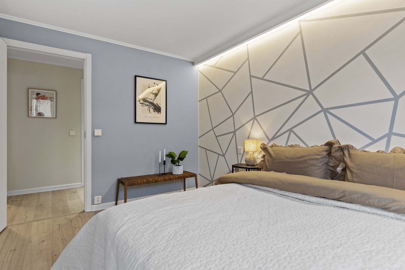 Leiligheten har to soverom begge av god størrelse. Praktisk plassert på hver side av leiligheten for privatliv. Galleribilde