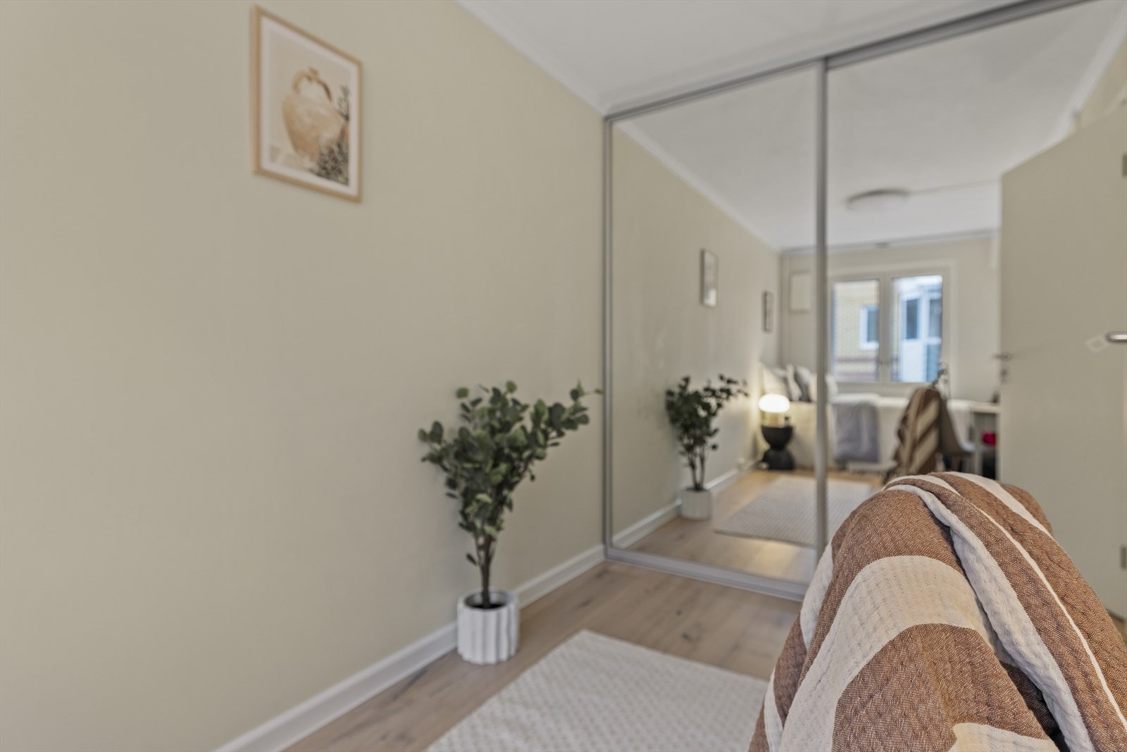 Godt med oppbevaring i skyvedørsgarderobe Galleribilde