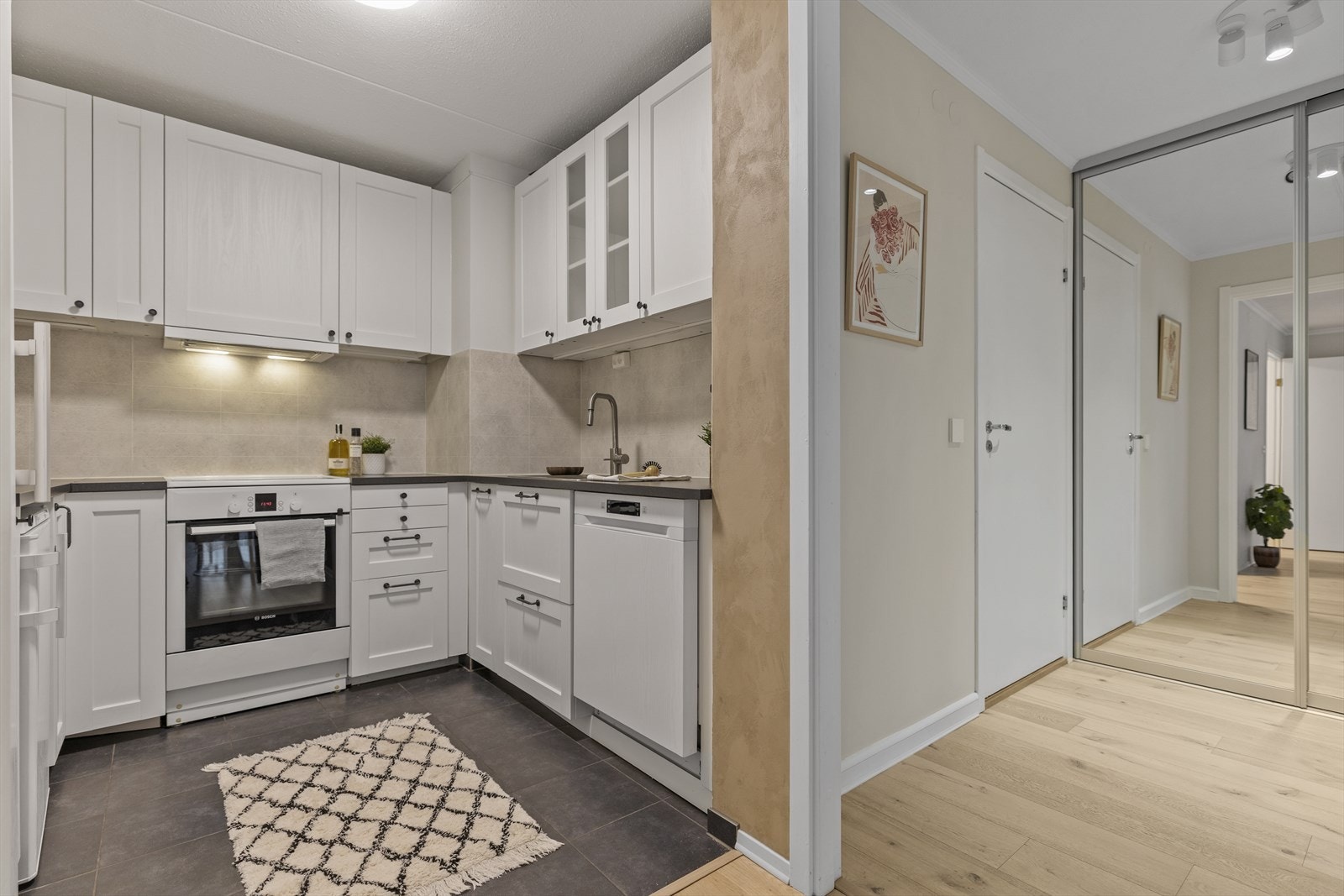 Stilrent Ikea kjøkken fra 2019, oppgradert i 2024 med nye fronter og ny kjøkkenhette Galleribilde