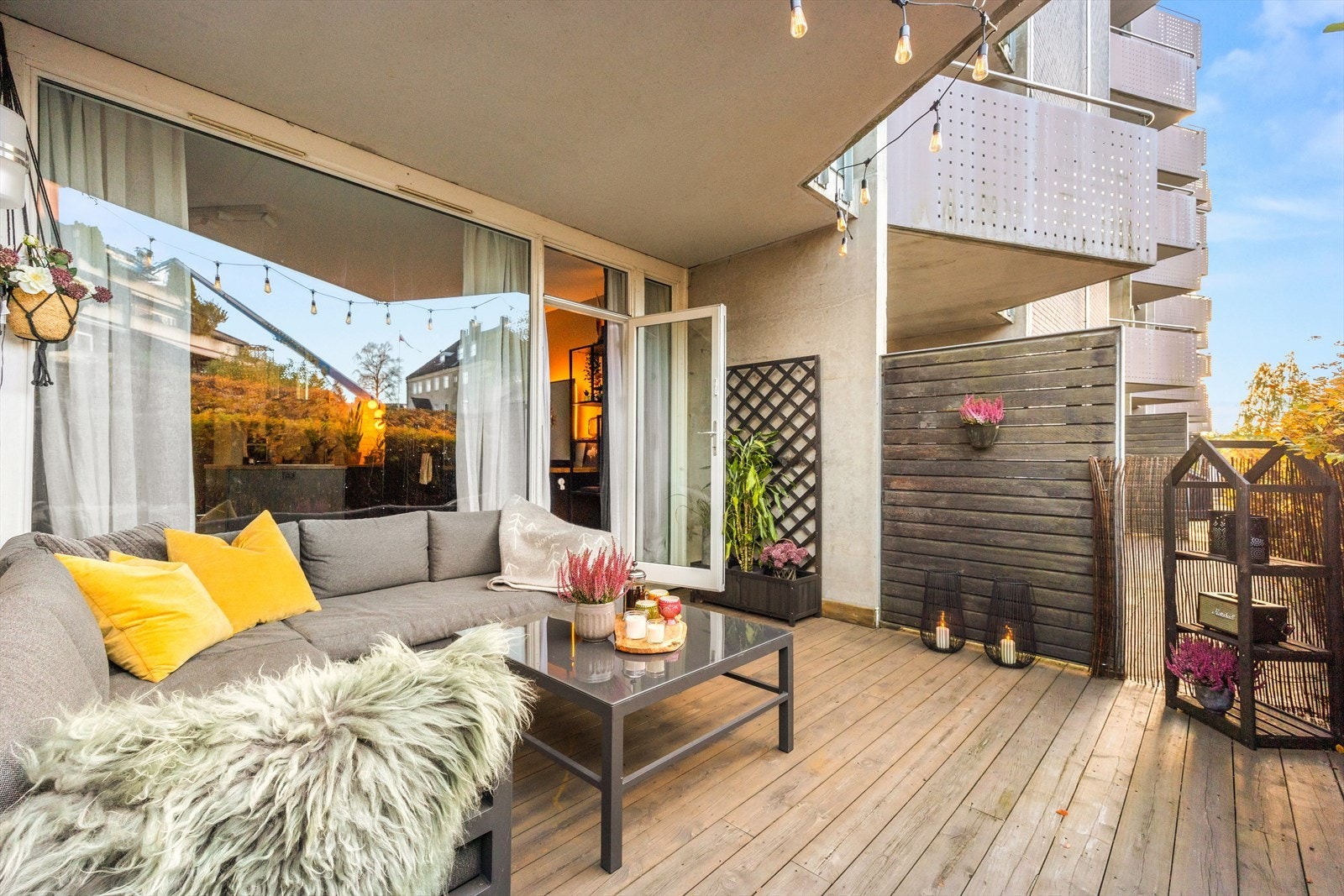 La oss avslutningsvis ta en titt på de fine uteplassene tilhørende leiligheten. Galleribilde