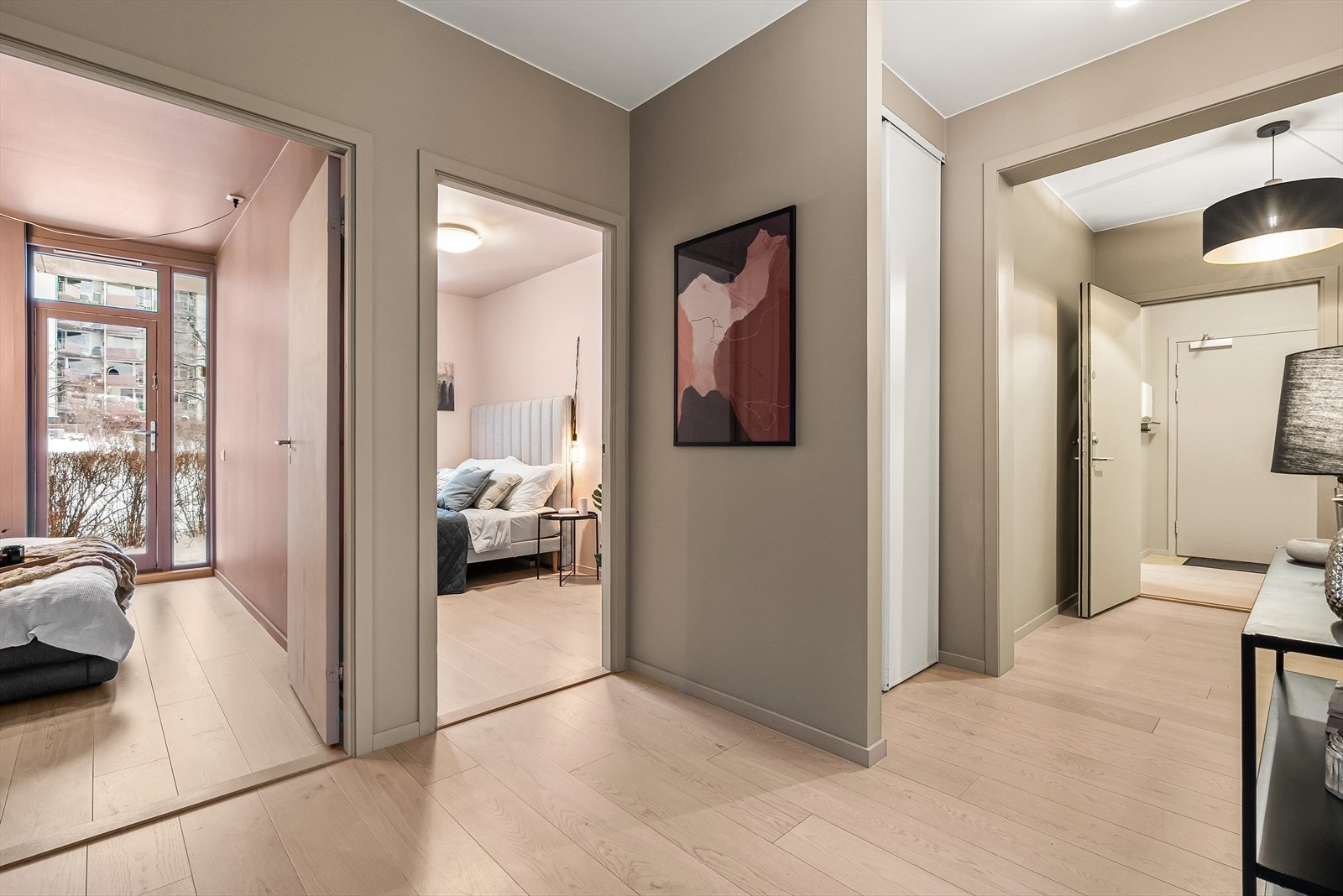 Den romslige gangen gir adkomst til hovedsoverommet og soverom 2, hvor hovedsoverommet er plassert til venstre. Galleribilde